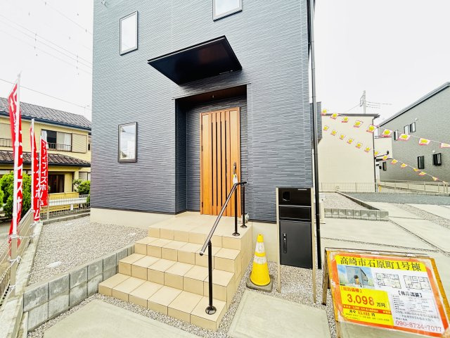 新築　高崎市石原町8区画　1号棟の玄関|現地写真　ポストと一体型のTVモニターホンでセキュリティ安心！嬉しい宅配ボックス付き♪