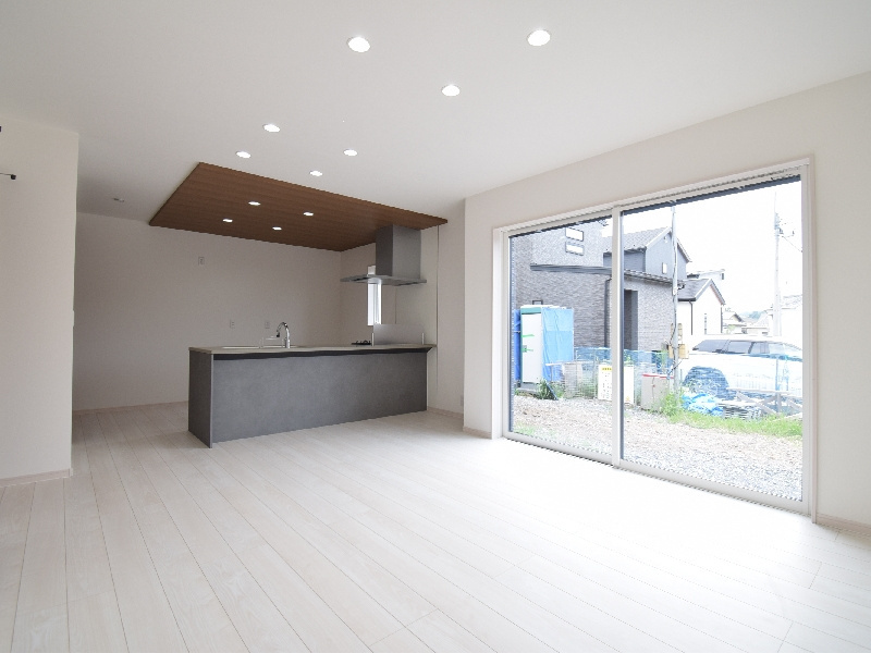 新築　高崎市石原町8区画　1号棟の居間・リビング|現地写真　家族の会話が弾む対面キッチン。お子様の様子も確認できて安心ですね。