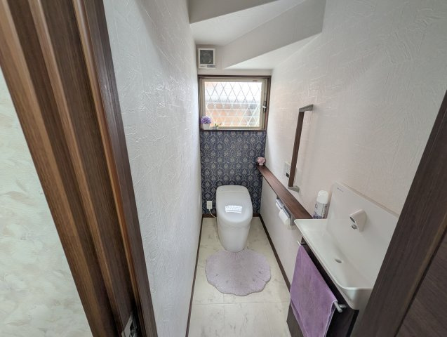 朝倉郡筑前町野町　中古戸建のトイレ|タンクレスタイプのトイレです。