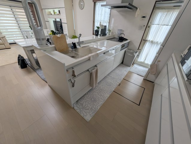 朝倉郡筑前町野町　中古戸建のキッチン|人造大理石カウンターのシステムキッチンです。