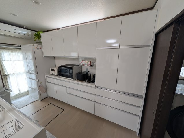朝倉郡筑前町野町　中古戸建のキッチン|収納キャビネットが付いています。