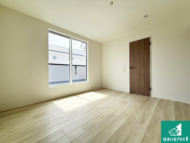 大阪狭山市西山台　第1期　新築一戸建ての洋室|シンプルな洋室は、自分好みのインテリアが楽しめます♪ご家族とインテリアや家具を選びに行くのは物件購入時の醍醐味の一つです。ぜひお楽しみください♪