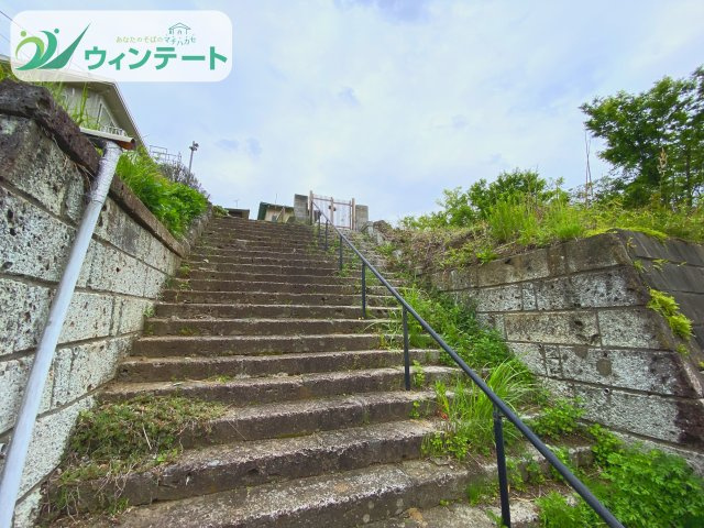 小坂町　売地の外観|傾斜地のため西側に階段がございます。手すり付きで安心です！