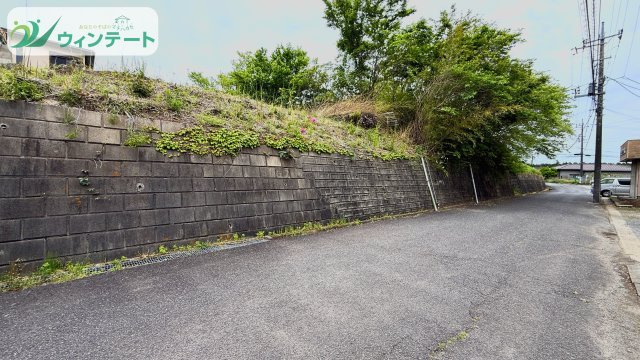 小坂町　売地の前面道路含む現地写真|前面道路は交通量が少なくお子様の通学にも安心の道路です