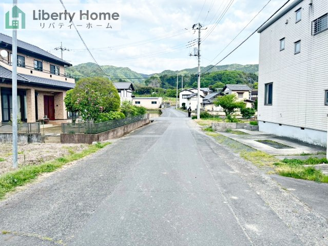 常陸太田市春友町　中古戸建の前面道路含む現地写真