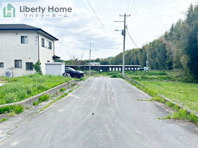 常陸太田市春友町　中古戸建の前面道路含む現地写真