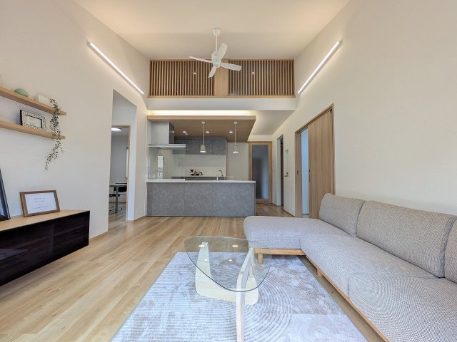 八王子市　大楽寺町　平屋（新築未入居戸建て）の居間・リビング|～14.75帖のLDK、ロフト付きのため天井高を確保　開放感のある空間になっています～