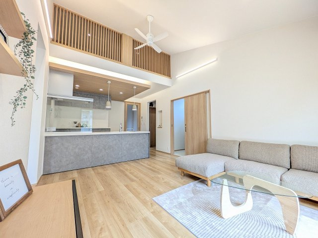八王子市　大楽寺町　平屋（新築未入居戸建て）の居間・リビング|～14.75帖のLDK、ロフト付きのため天井高を確保　開放感のある空間になっています～