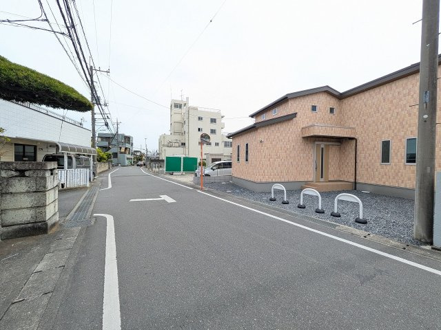 八王子市　大楽寺町　平屋（新築未入居戸建て）の前面道路含む現地写真|～北側6ｍ道路に面しています～