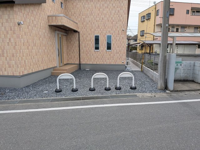 八王子市　大楽寺町　平屋（新築未入居戸建て）の駐車場|～並列2台駐車可能カースペース～