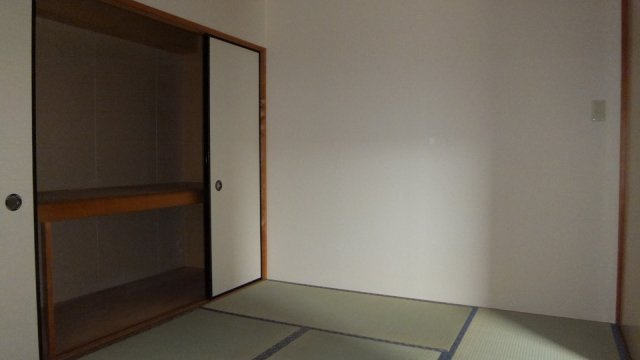 ソレーユ西船橋の居間・リビング|和室にも収納有ります