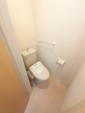 アヴォンリー西町のトイレ|落ち着いた色調のトイレです