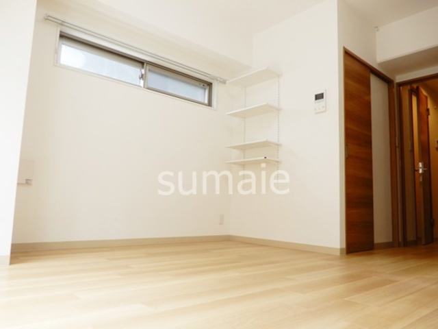 村田ビルの居間・リビング|角部屋の明るいお部屋です。