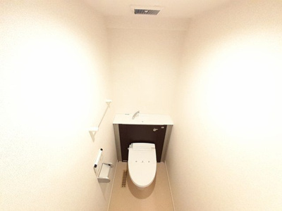 【トイレ】 | ア・ニューライフ　ナハ | 落ち着いた色調のトイレです