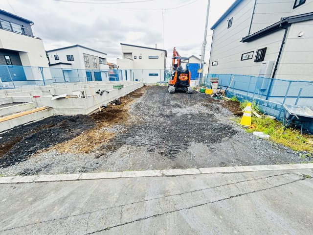 新築　高崎市石原町8区画　7号棟の駐車場|現地写真　駐車スペースは建物西側に2台分可能です！