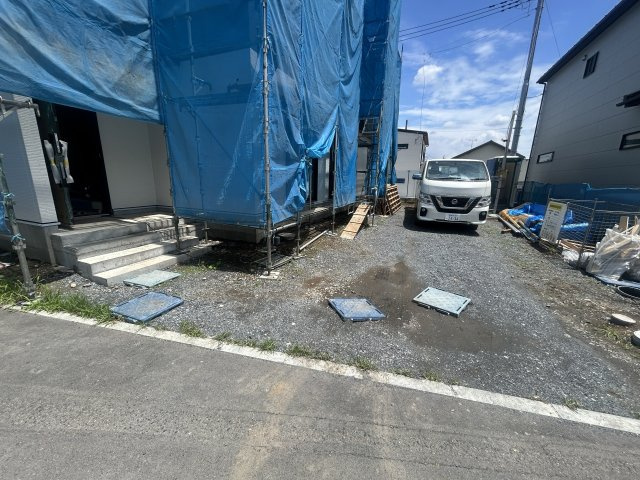 新築　高崎市石原町8区画　7号棟の駐車場|現地写真　駐車スペースは建物西側に2台分可能です！