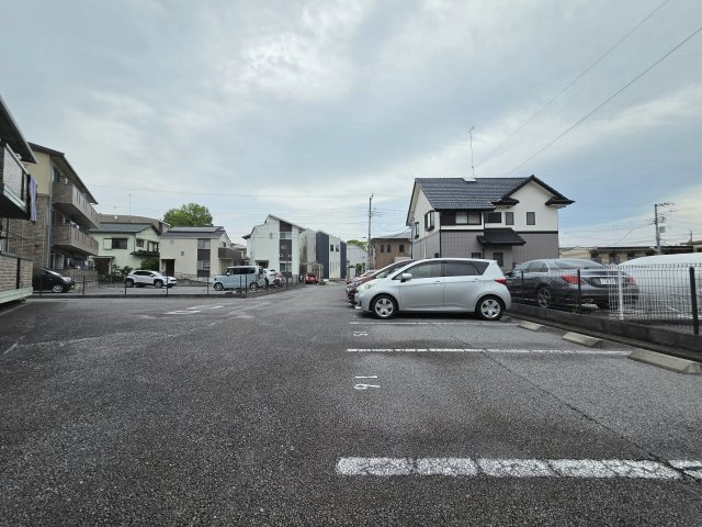 ヒルズ・加茂川の駐車場