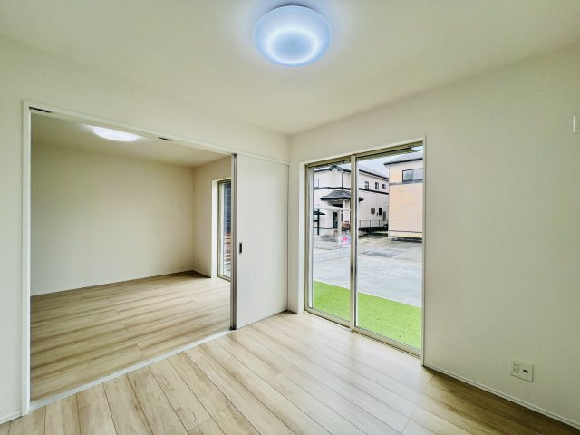 高崎市石原町の洋室|リビングに隣接する日当たりも良好な洋室♪
