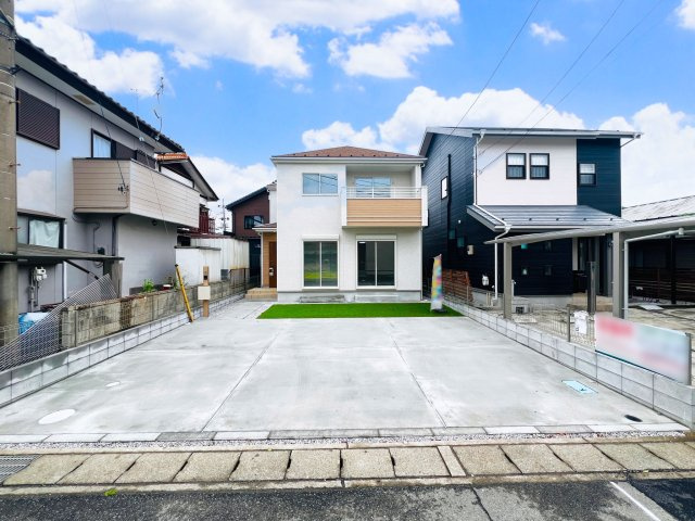 高崎市石原町の前面道路含む現地写真|間口も広く駐車も楽々♪