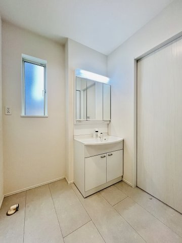 高崎市石原町の洗面所|洗濯機を設置してもゆとりのある洗面脱衣所◎