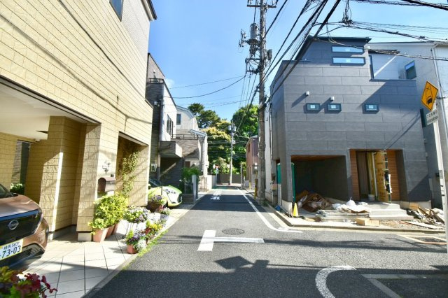 文京区大塚6丁目　新築戸建の前面道路含む現地写真|2026.05.15撮影

現地ご見学希望・資料請求などお気軽にお問い合わせ下さい！
03-5990-5201