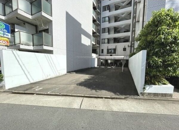 ラフィネ新栄の駐車場