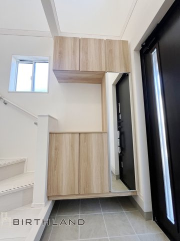 新築戸建・新築建売　福島市笹木野天戸畑　野田小・野田中の玄関|シューズボックスには全身鏡がついているので、お出かけ前の身だしなみチェックもバッチリです！