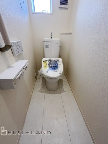 新築戸建・新築建売　福島市笹木野天戸畑　野田小・野田中のトイレ|白を基調としており小窓で換気ができるので清潔感のある空間。ペーパーホルダーが2つあるのも便利です！