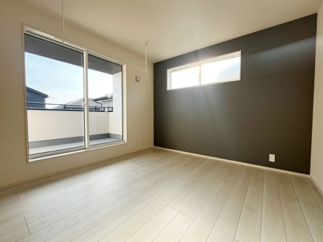 新築戸建・新築建売　福島市笹木野天戸畑　野田小・野田中の洋室|7帖の洋室はバルコニーに面しており南側の窓から太陽の日差しが入る明るいお部屋です！