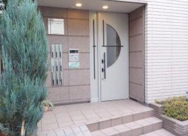 杉並区成田東５丁目のアパートのエントランス