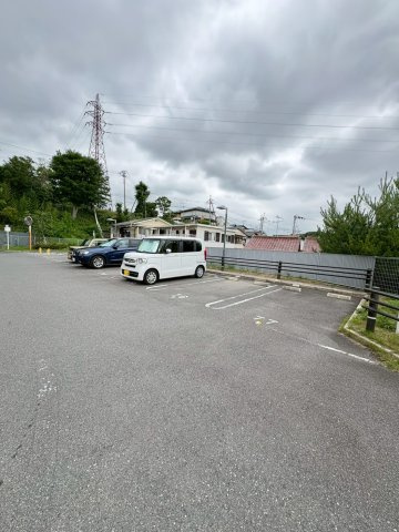 ＵＲグリーンヒルズ仁川 8号棟の駐車場