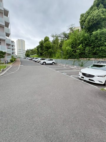ＵＲグリーンヒルズ仁川 8号棟の駐車場