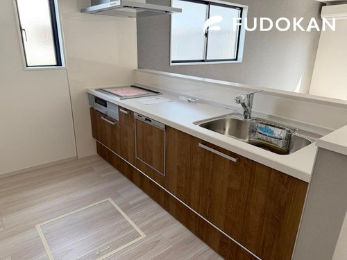 山形市上町1期【新築建売】のキッチン|広々ワイドなキッチンは料理がしやすく快適です。