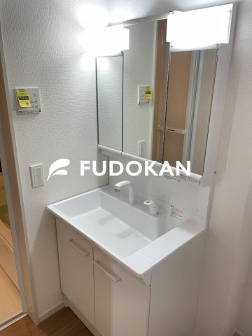 山形市上町1期【新築建売】の内観：施工例|三面鏡の洗面台は、スタイリッシュなだけでなく収納力もあります。