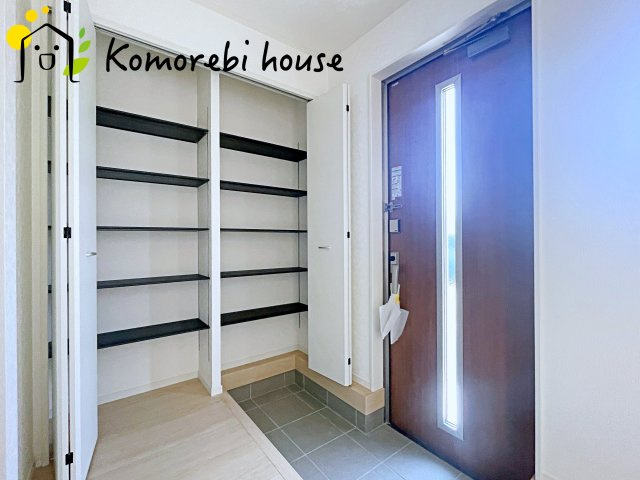 白岡市篠津　第7　新築一戸建て　クレイドルガーデン　01の収納|明るい玄関です