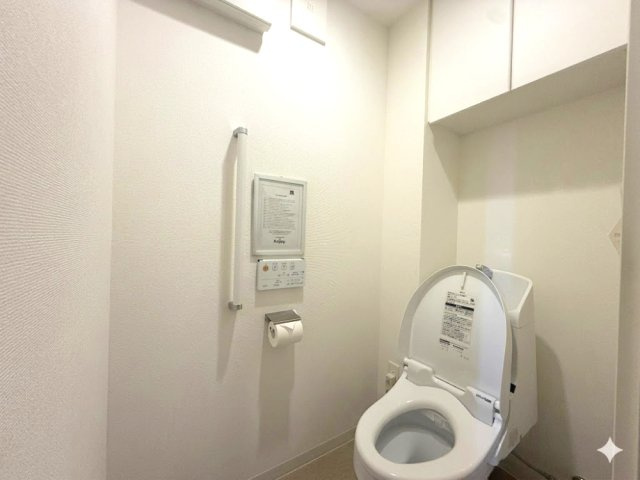 紫原2丁目　アルファステイツ紫原のトイレ|手すりと収納が付いているトイレの為、長期的な使い勝手も良好です♪