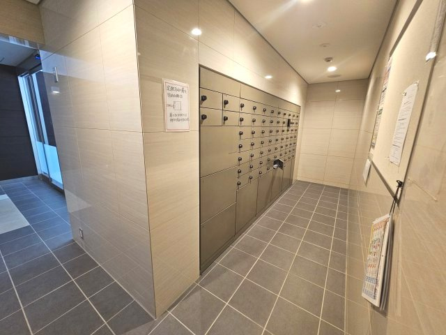 紫原2丁目　アルファステイツ紫原のエントランス|宅配ボックスがあり、セキュリティ面も安心です。