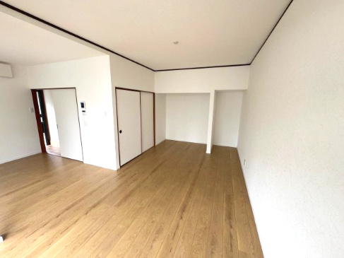 鹿児島市下福元町中古住宅の居間・リビング|こちらの居間で趣味の時間をお楽しみください