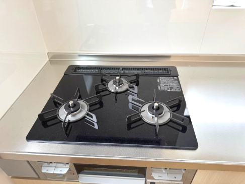 鹿児島市下福元町中古住宅のキッチン|三口コンロ