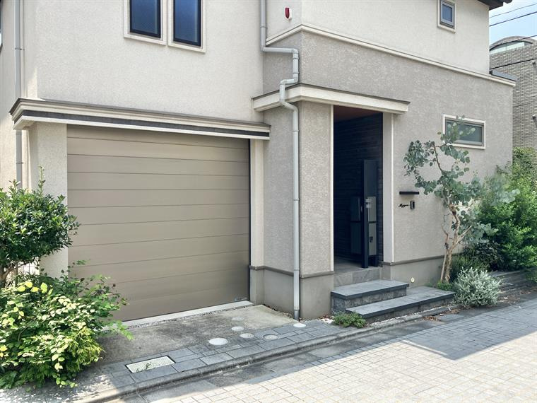 柿の木坂戸建のエントランス