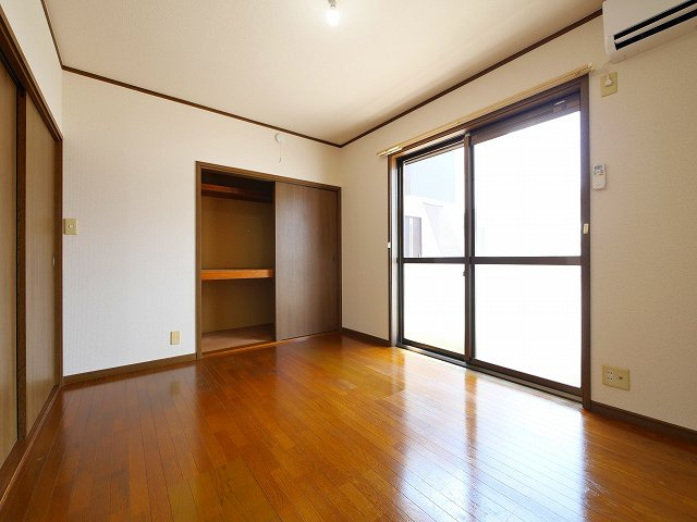 プロムナードの寝室|落ち着いた色調の寝室です