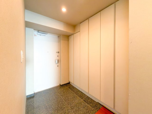コットンハーバータワーズベイイーストの玄関|マンションには珍しいワイドなスペースの玄関です。収納もたっぷりなのでいつもスッキリ片付いた玄関に！