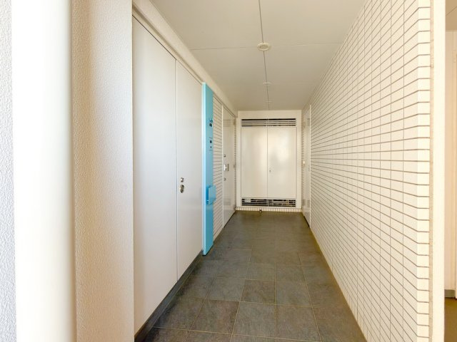 コットンハーバータワーズベイイーストの玄関|プライベート性の高いロングなポーチの横にはトランクスペース付き。ゴルフバックやベビーカーの収納に◎
