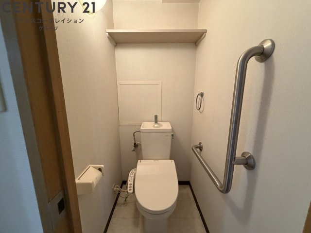 温水洗浄便座付きのトイレです♪