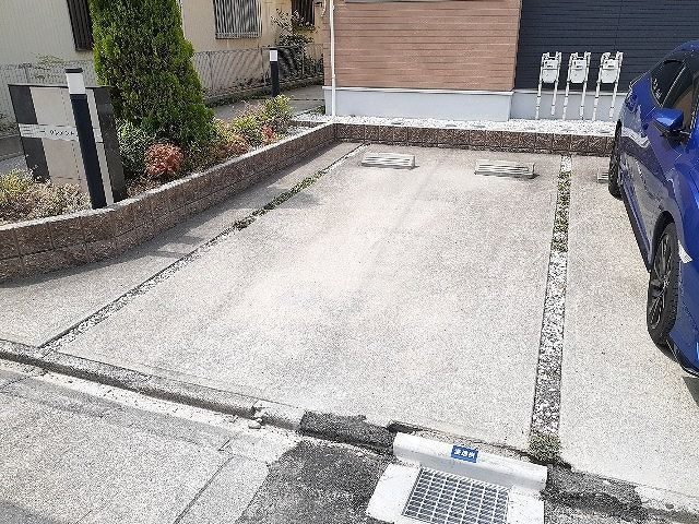 クレメント　ハウスの駐車場