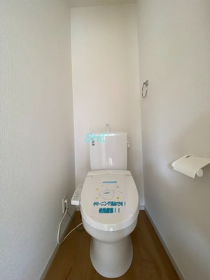 【トイレ】 | 草津市川原３丁目　２期１号地 | シンプルでシャープなフォルムは、そのデザイン性だけでなく汚れが拭きやすくお手入れ簡単です。