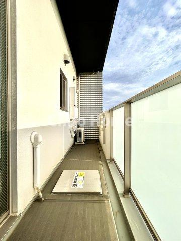 ミルーナヒルズ亀有のバルコニー|【バルコニー】幅もあって、奥行きもあるゆとりのバルコニー。洗濯物を干したり乾かしたりだけでなく、ただ出てみるだけでも気持ちいいですよ。