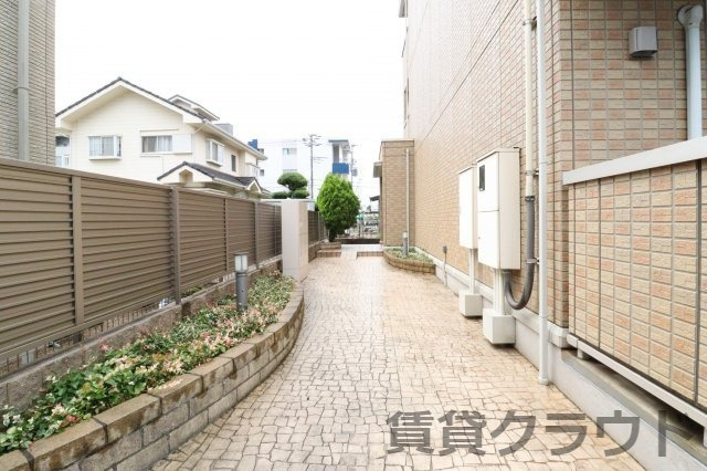 ジェンティーレ703の庭|エントランスまでの通路も可愛い花が咲いています。