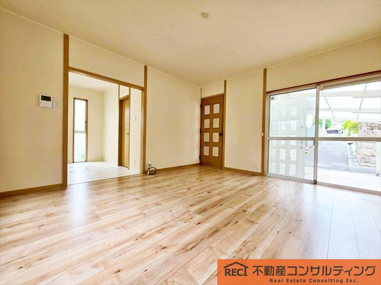 神戸市灘区上野通6丁目　中古戸建の居間・リビング|R8年4月内装リフォーム済