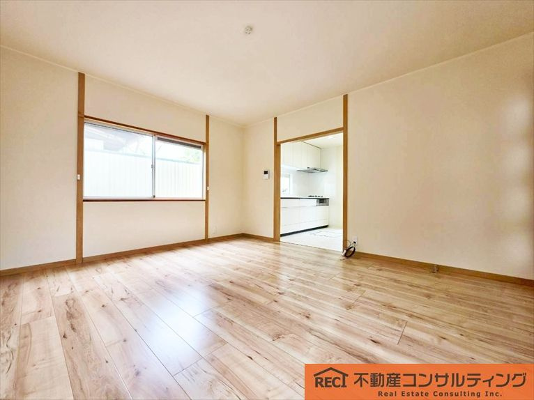 神戸市灘区上野通6丁目　中古戸建の居間・リビング|屋根・外壁塗装済み